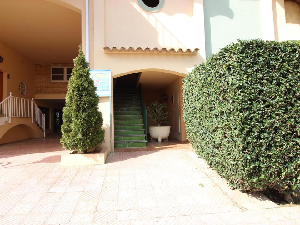 Apartamento céntrico con terraza y acceso cercano a la playa, bares y mercado en Empuriabrava - ES-228-181 Apartment in Alt Empordà