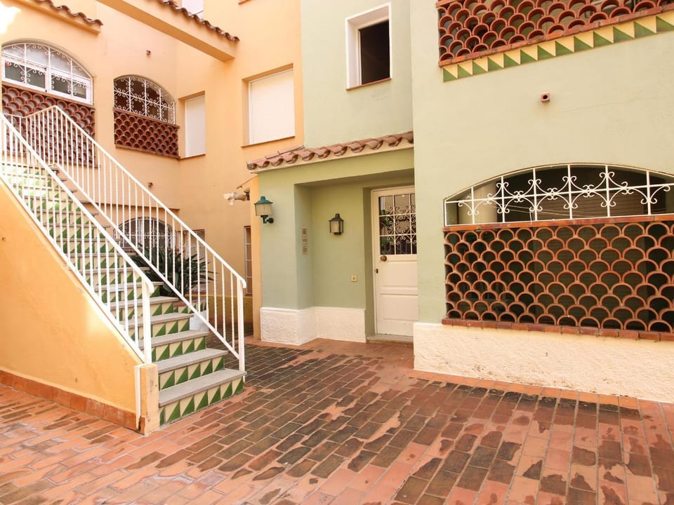Apartamento céntrico con terraza y acceso cercano a la playa, bares y mercado en Empuriabrava - ES-228-181 Apartment in Alt Empordà