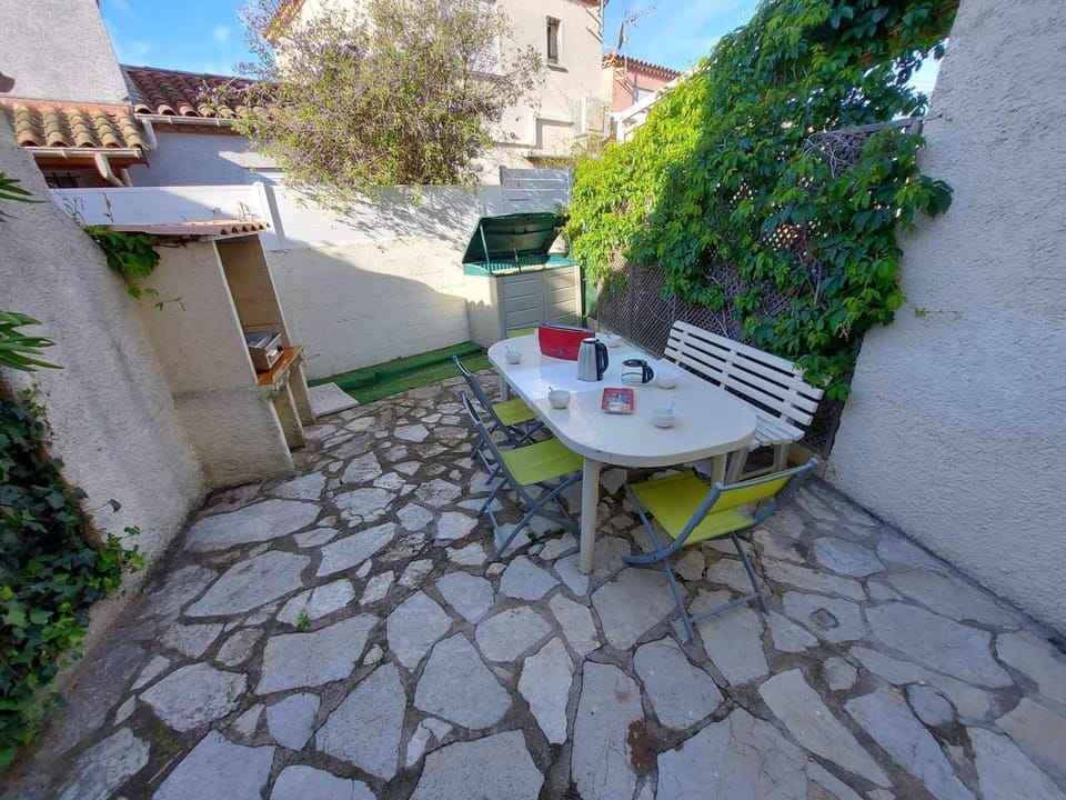 Maison climatisée rénovée 2 pièces, 2 cabines avec terrasses à 500m de la plage, parking inclus - FR-1-423-304 Cabin in Agde