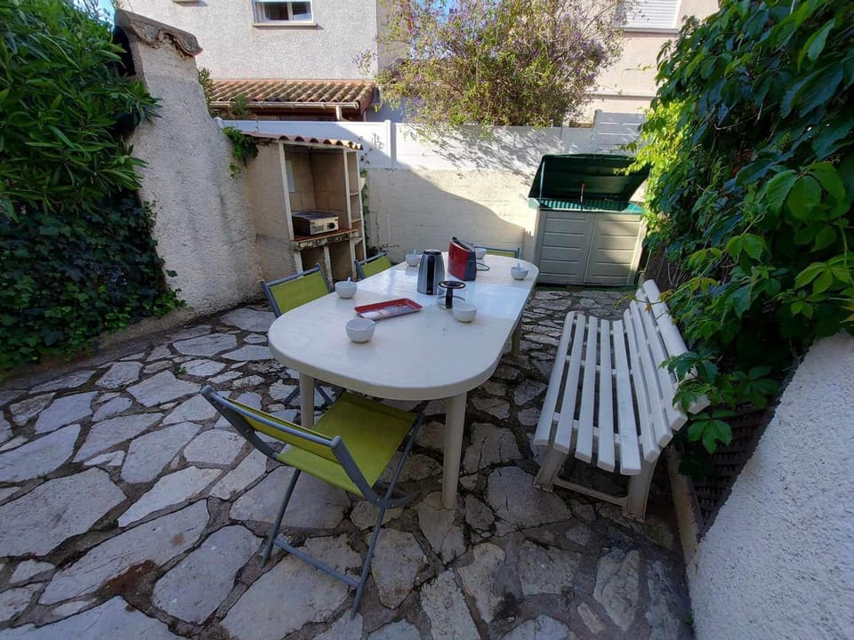 Maison climatisée rénovée 2 pièces, 2 cabines avec terrasses à 500m de la plage, parking inclus - FR-1-423-304 Cabin in Agde