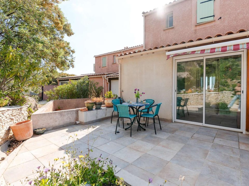 Charmant Pavillon avec 2 Terrasses et Parking Privé à Saint Pierre la Mer - FR-1-409-268 Villa in Fleury