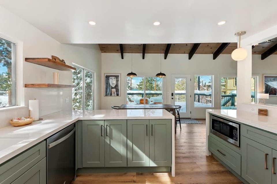 Newly Renovated Cozy Eagle w Lake Views and Loft House in Big Bear