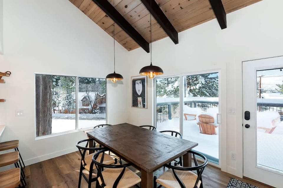 Newly Renovated Cozy Eagle w Lake Views and Loft House in Big Bear