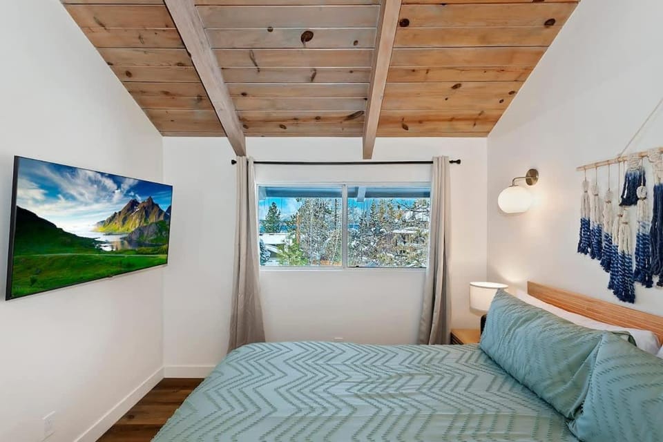 Newly Renovated Cozy Eagle w Lake Views and Loft House in Big Bear
