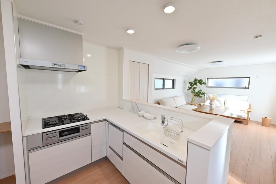 Kitchen or kitchenette, minibar, stove