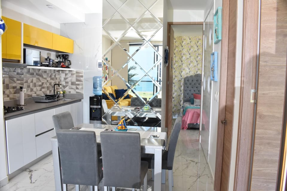 Kitchen or kitchenette, Dining area