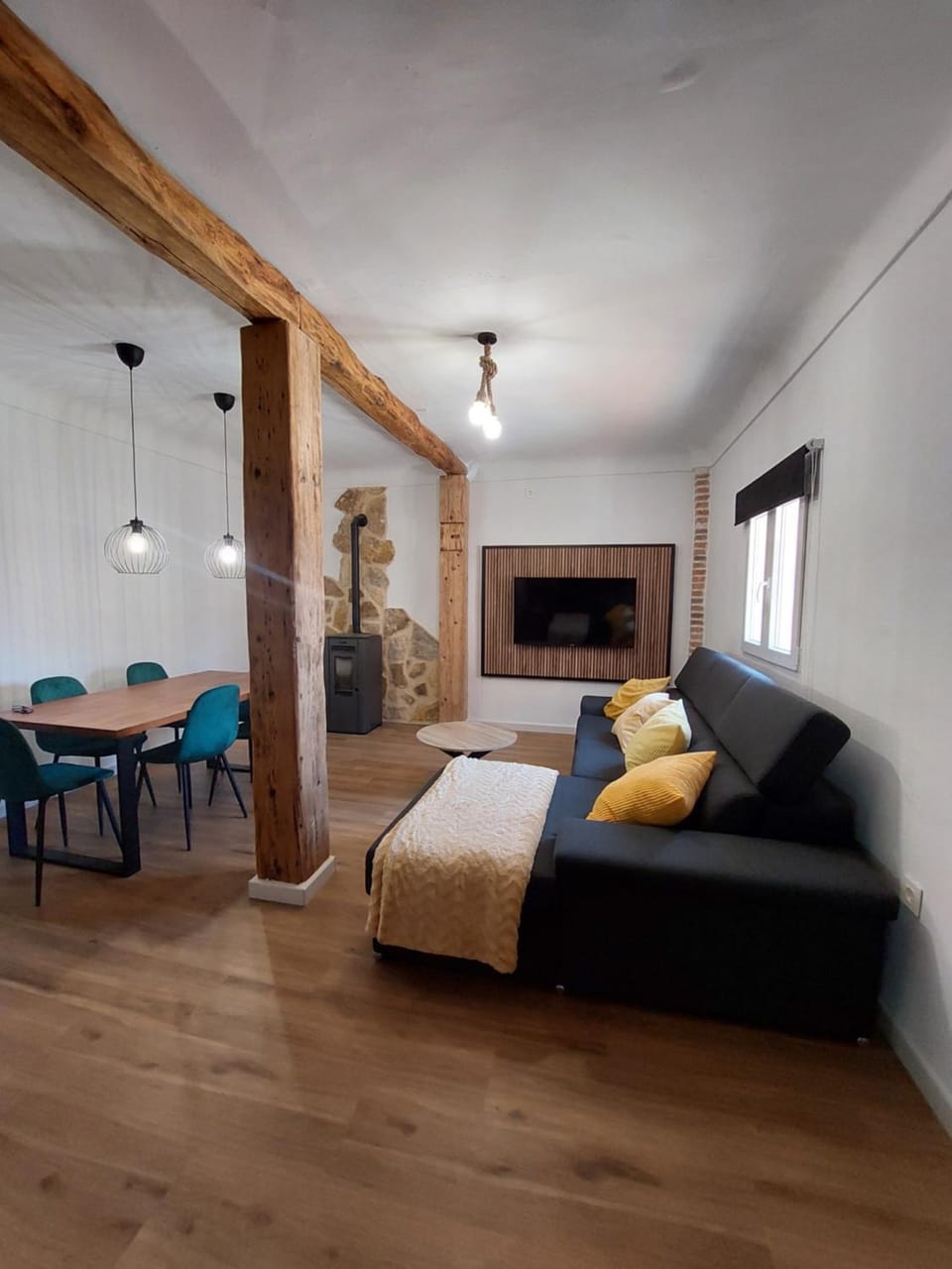 TV and multimedia, Living room, Photo of the whole room, Dining area