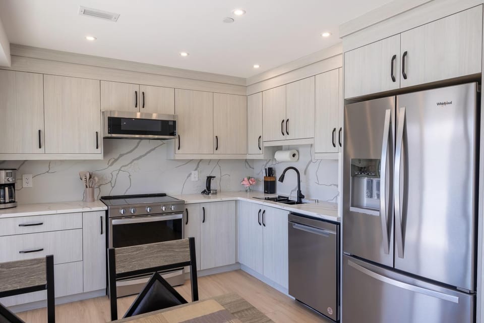 Coffee/tea facilities, Kitchen or kitchenette, dishwasher, oven, stove, toaster