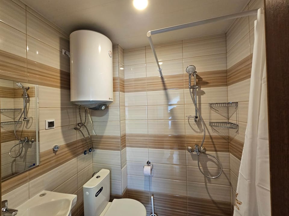 Shower, Toilet