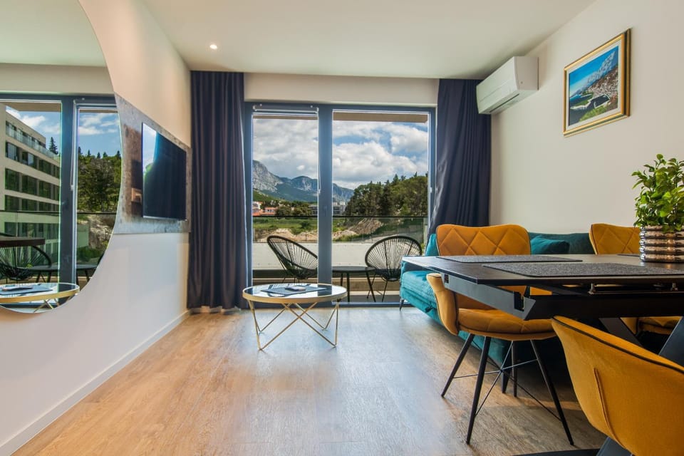 TV and multimedia, Living room, Seating area, Evening entertainment, Mountain view