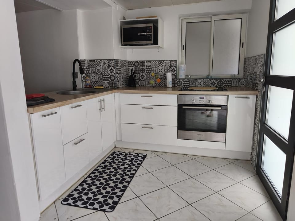 Kitchen or kitchenette, oven, stove