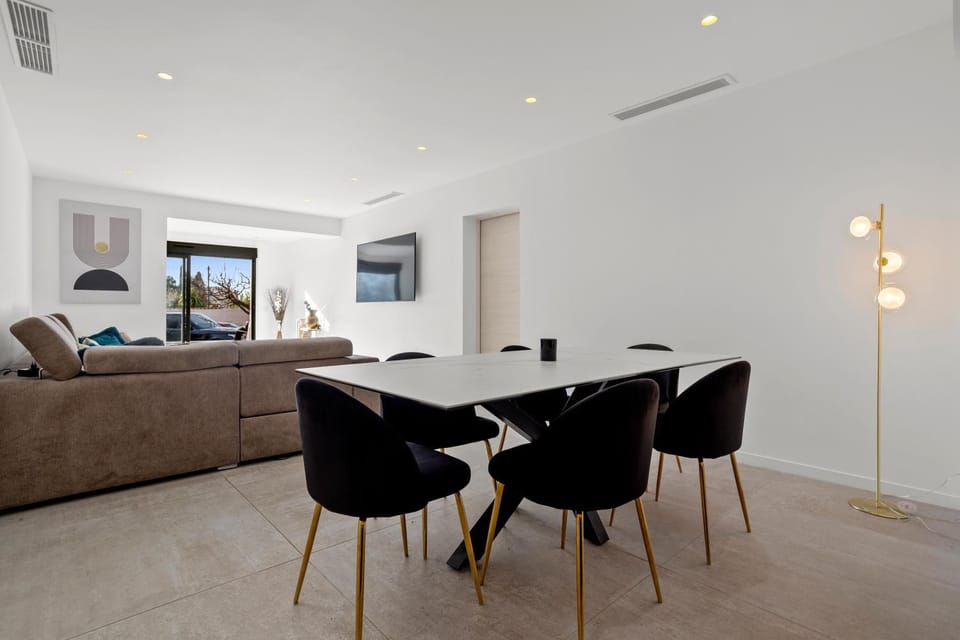 Seating area, Dining area