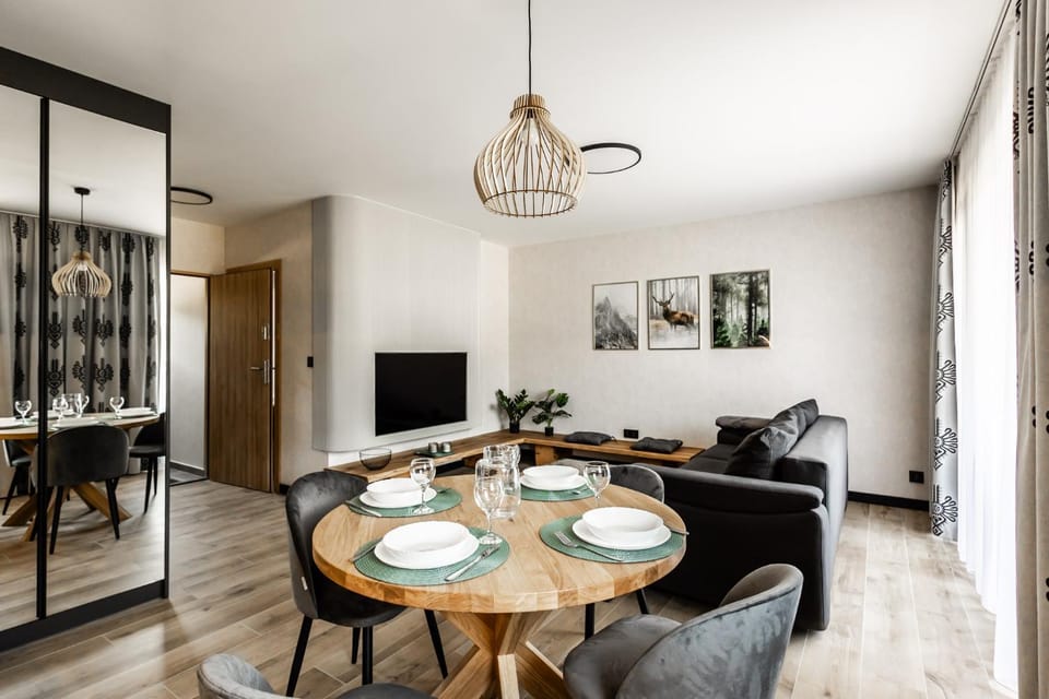 TV and multimedia, Living room, Seating area, Dining area, Evening entertainment