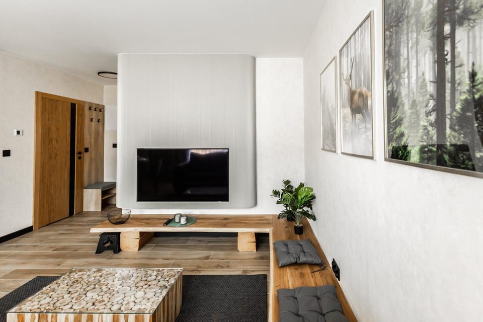 Communal lounge/ TV room, TV and multimedia, Living room, Seating area, Evening entertainment