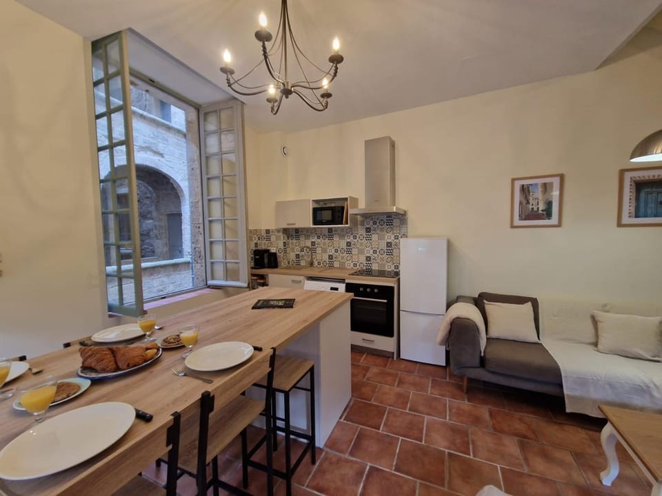Kitchen or kitchenette, Dining area, oven, stove
