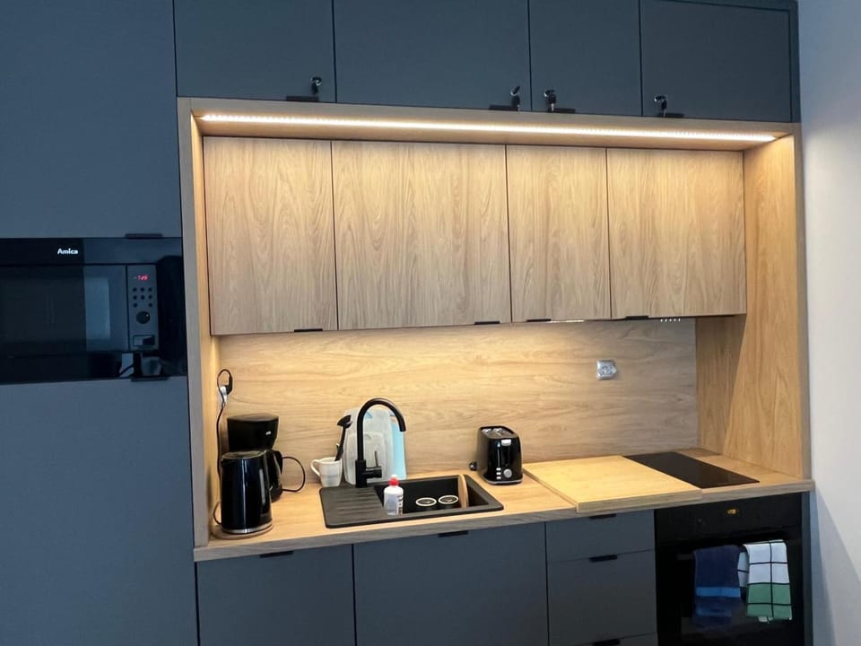 Coffee/tea facilities, Kitchen or kitchenette, stove, toaster