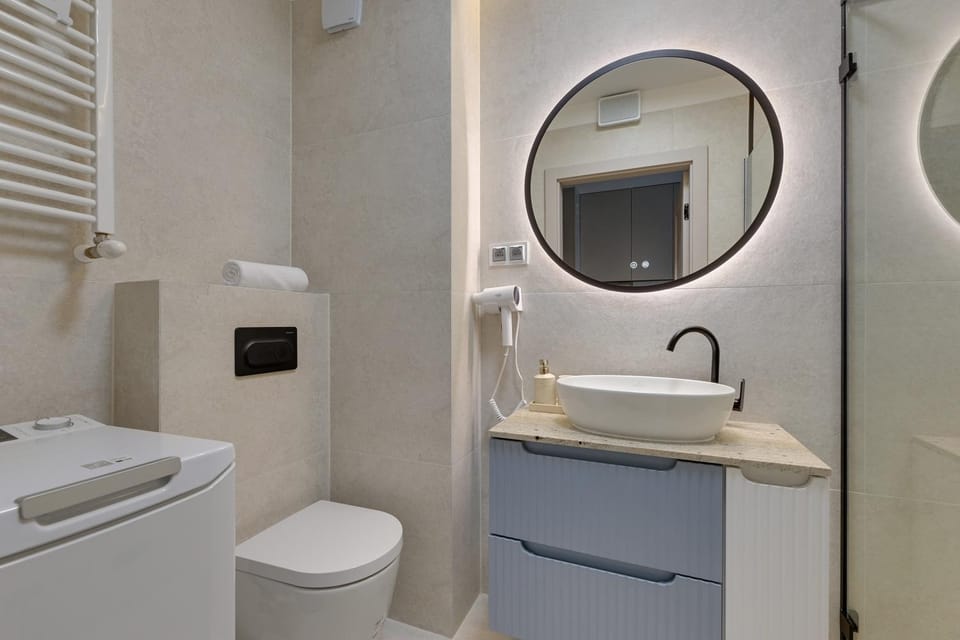 Toilet, Bathroom, towels, washing machine, dryer