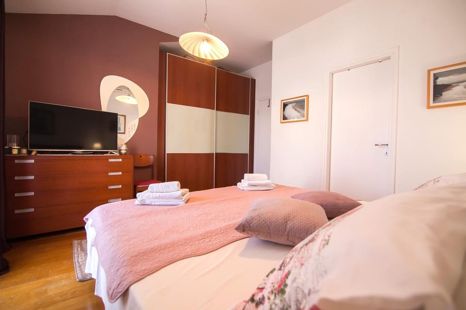 Bed, TV and multimedia, wardrobe