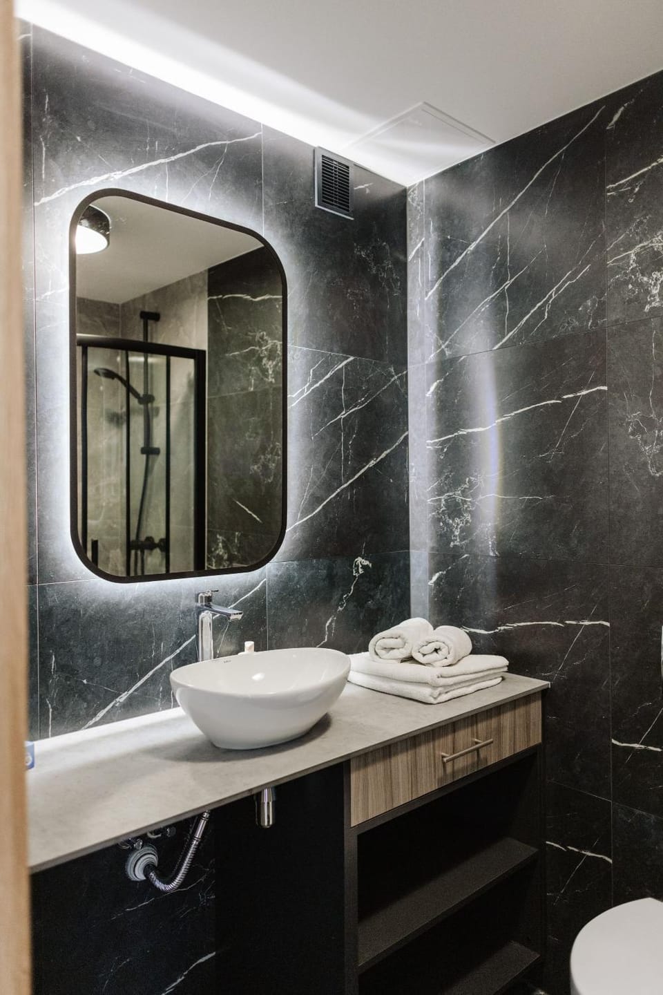 Shower, Toilet, Bathroom, towels