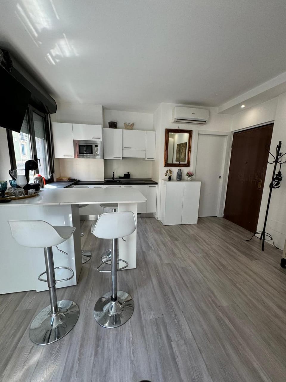 TV and multimedia, Coffee/tea facilities, Kitchen or kitchenette, Dining area, microwave, stove
