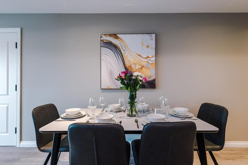 3 Bed Flat - Leeds City Centre - Free Parking Apartment in Leeds