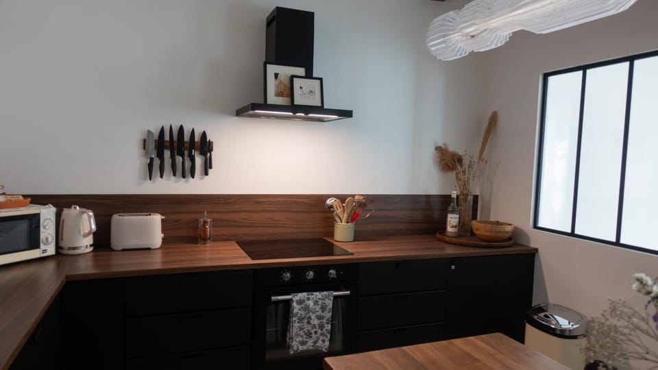Coffee/tea facilities, dishwasher, microwave, oven, stove, toaster, kitchen