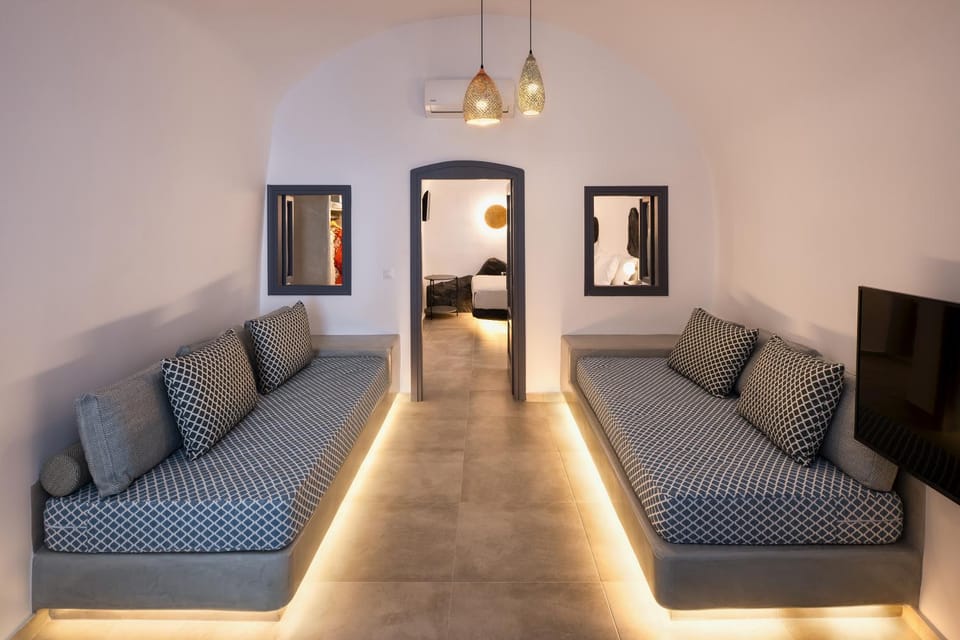 Bed, TV and multimedia, Living room, Seating area