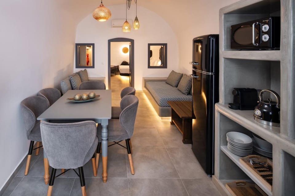 TV and multimedia, Coffee/tea facilities, Kitchen or kitchenette, Living room, Seating area, Dining area