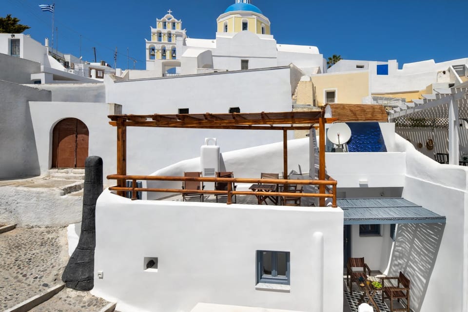 Property building, Facade/entrance, Day, Neighbourhood, View (from property/room), Balcony/Terrace