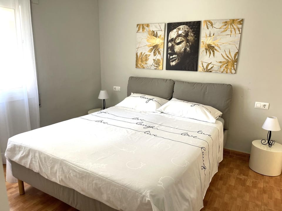 Photo of the whole room, Bedroom