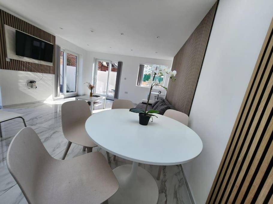 Spacious and bright one bedroom apartment Apartment in Oxford