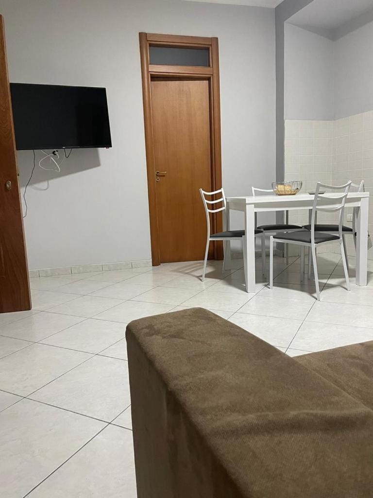 Bed, TV and multimedia, Living room, Dining area