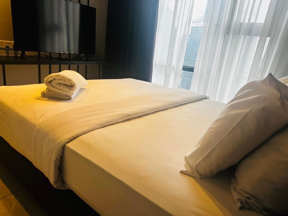 Bed, Photo of the whole room, Bedroom, towels