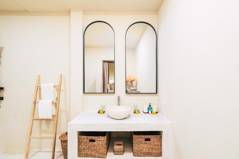 Bathroom, storage, towels