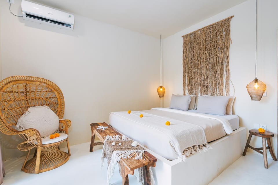 Bed, Seating area, Bedroom, air conditioner
