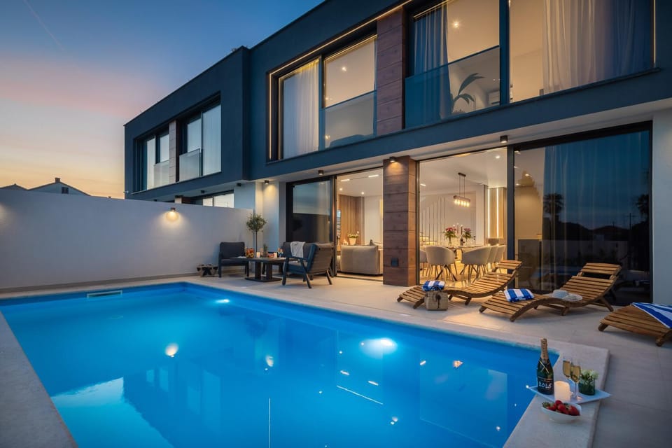 Property building, Balcony/Terrace, Pool view, Swimming pool