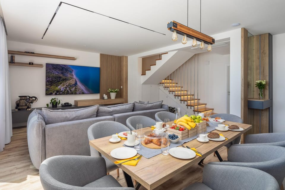 Living room, Seating area, Dining area