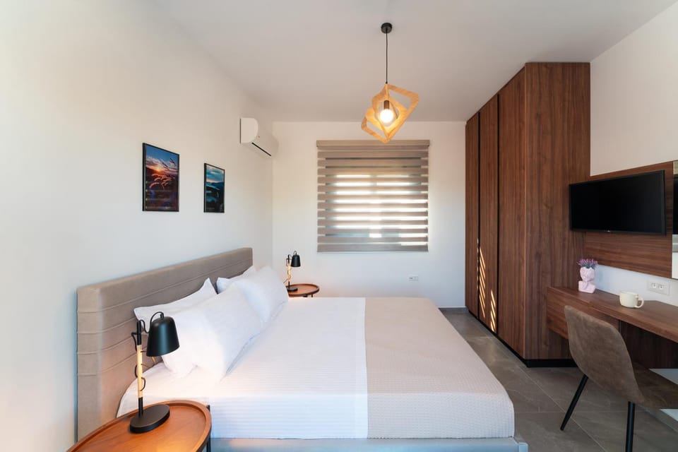 Bed, TV and multimedia, Photo of the whole room, Bedroom, wardrobe, air conditioner