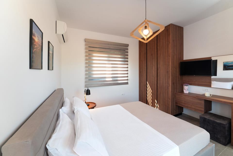 Bed, TV and multimedia, Photo of the whole room, Bedroom