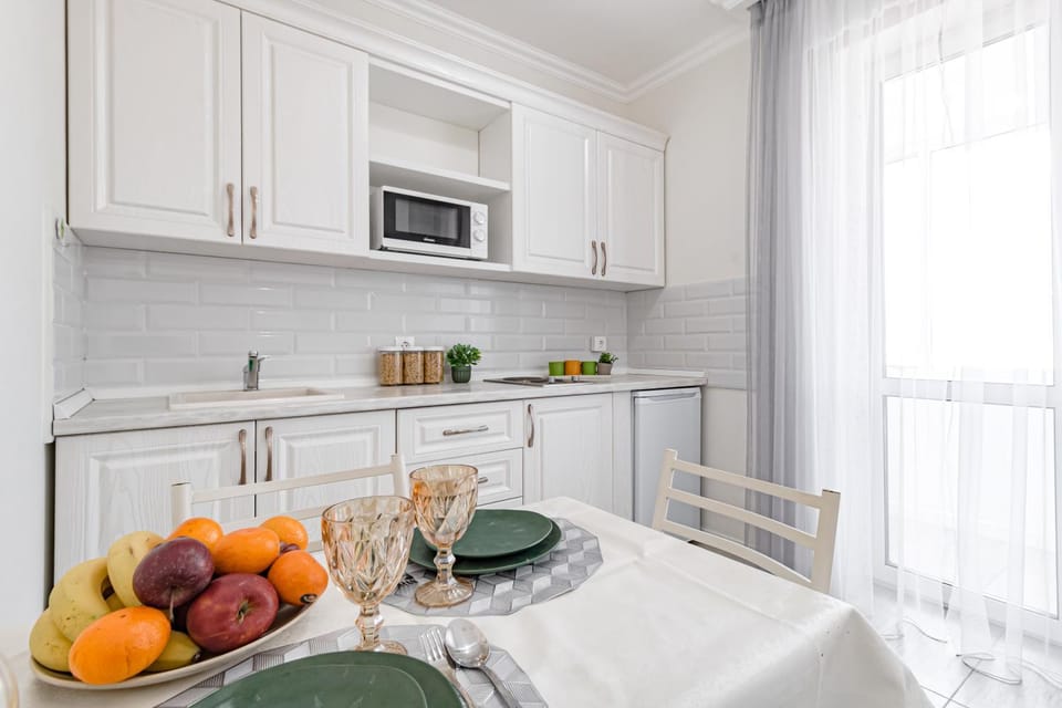 Kitchen or kitchenette, Dining area, stove