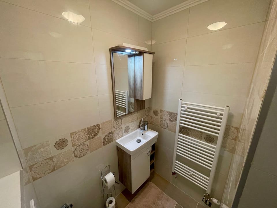 Toilet, towels