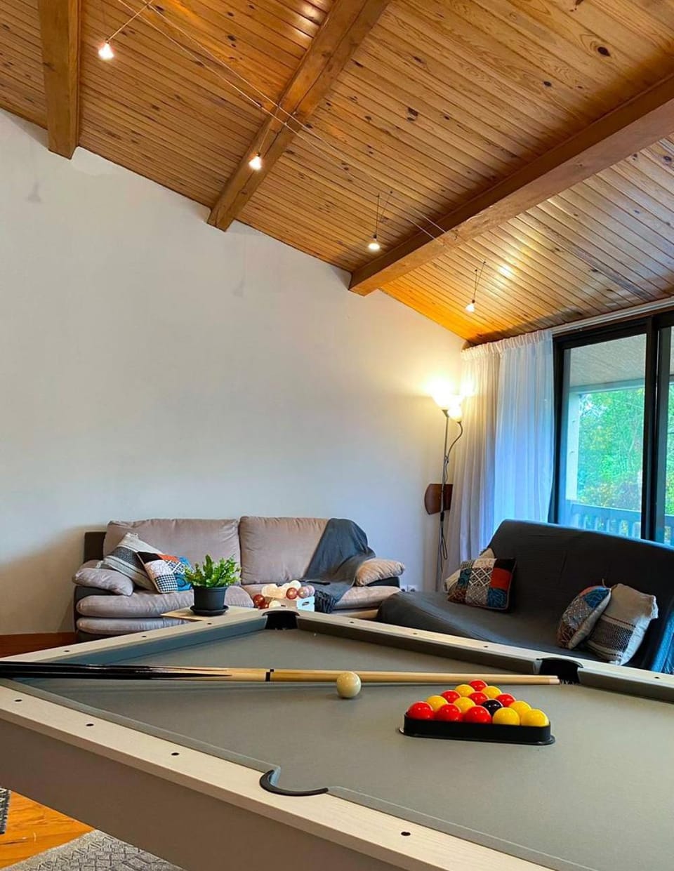 Billiard, Living room, Seating area