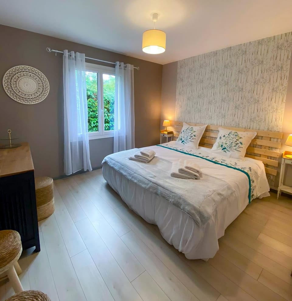 Photo of the whole room, Bedroom, towels