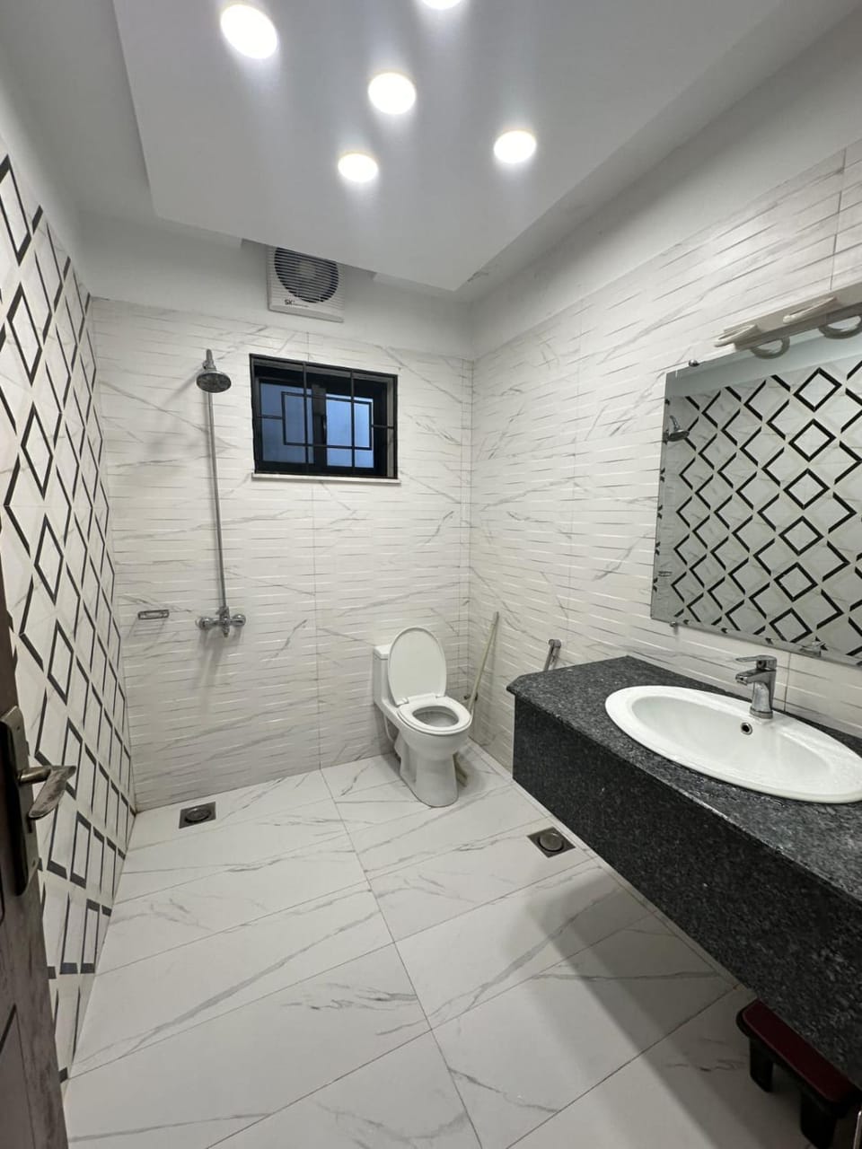 Shower, Toilet, Bathroom, Bath, towels, Internal: Not applicable to any particular room