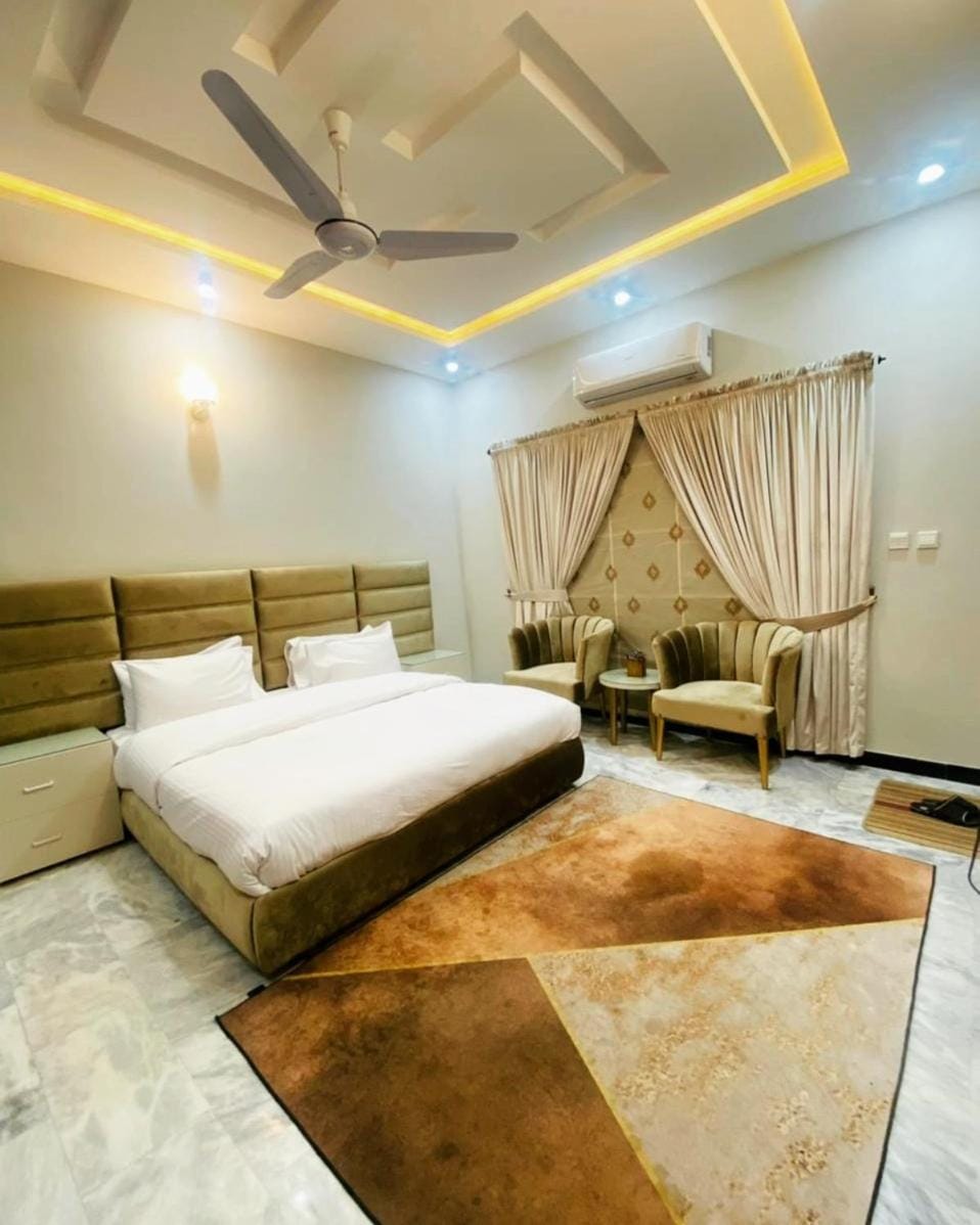 Bed, Living room, Photo of the whole room, Seating area, Bedroom, fireplace, air conditioner