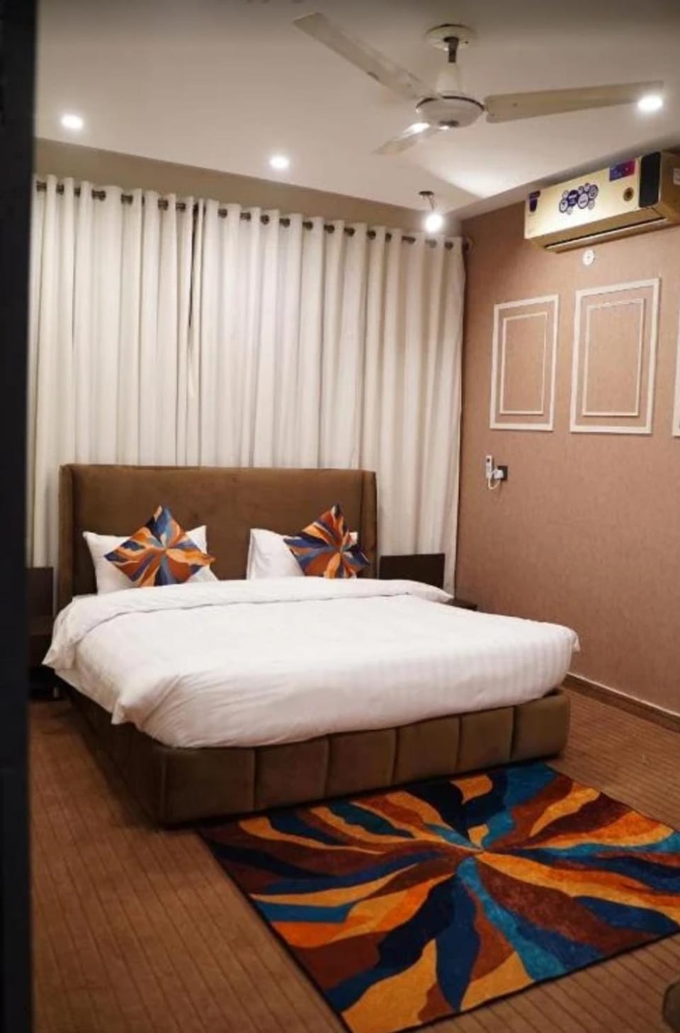 Bed, Living room, Photo of the whole room, Seating area, Bedroom