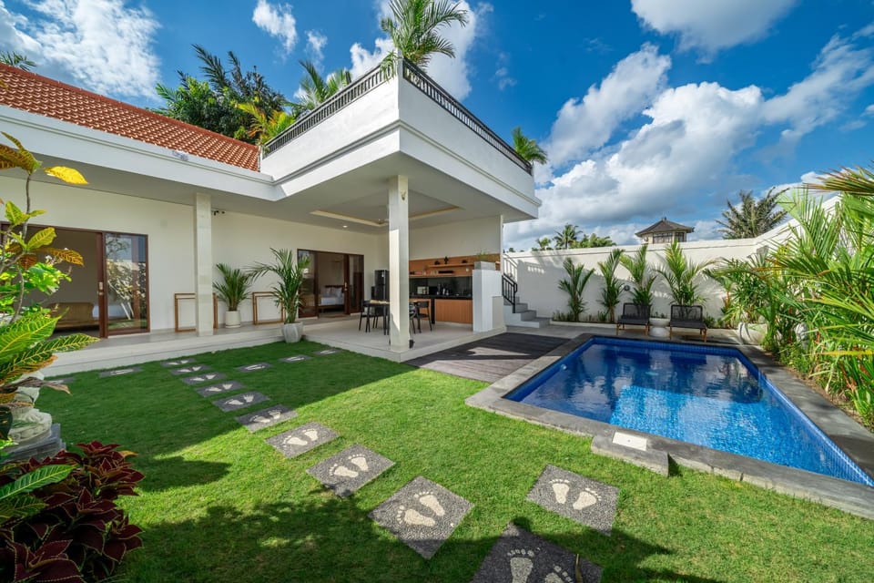 Property building, Garden, Swimming pool