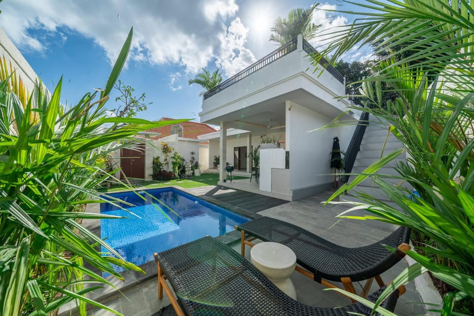 Property building, Balcony/Terrace, Swimming pool, sunbed