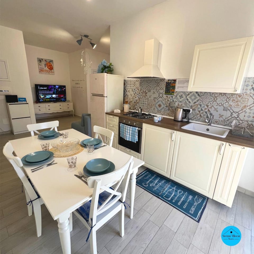 Kitchen or kitchenette, Dining area, oven, stove