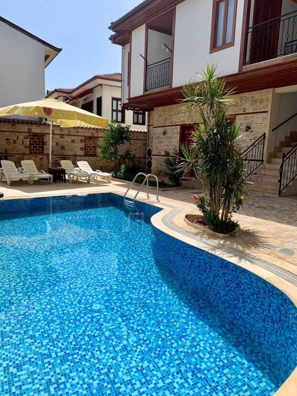 Property building, Patio, Day, Pool view, Swimming pool, sunbed